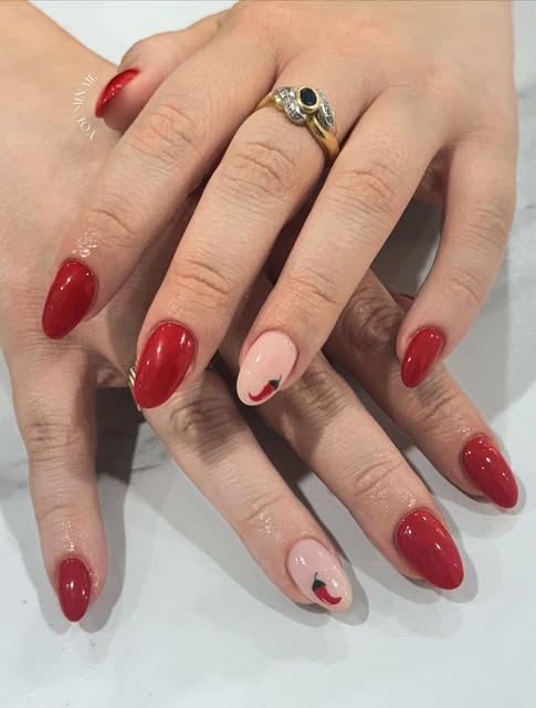 Nail art a pois bianchi e neri su base nude