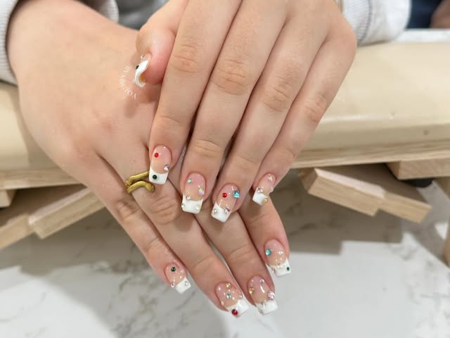 Nail art con decorazione a ciliegie