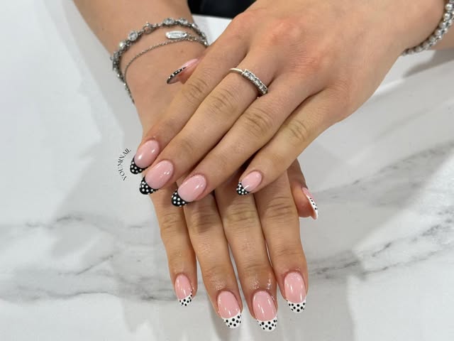 Manicure rosso pieno con dettaglio nail art